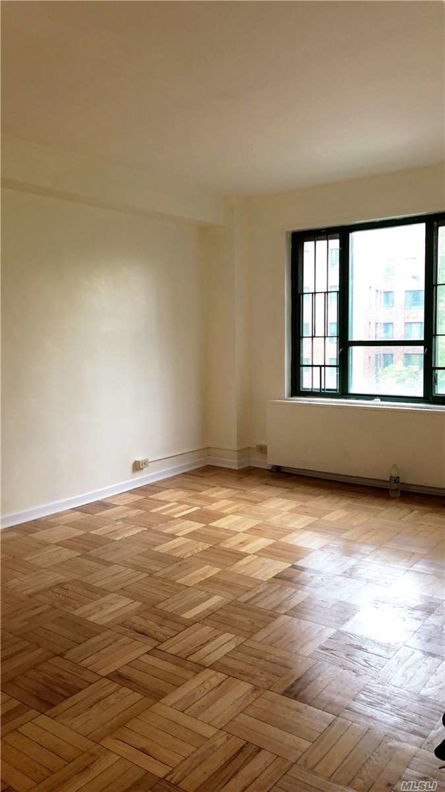 Foto del edificio - 1675 Metropolitan Ave