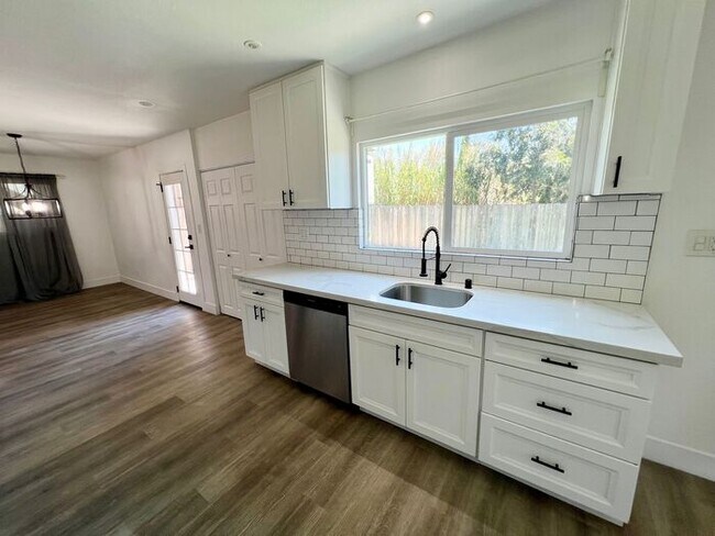 Foto del edificio - Charming 3BR Home with Private Patio & Spacious Yards in San Diego