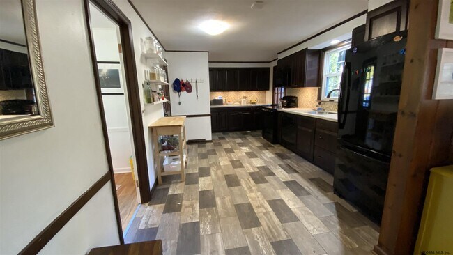 Foto del edificio - 6 Concord Rd