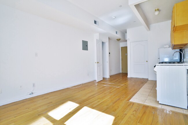 Foto del edificio - 52 W 14th St