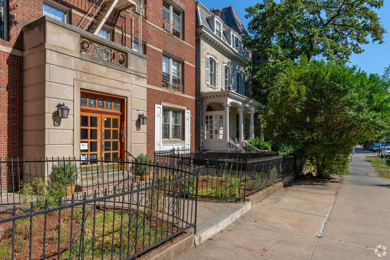 Foto del edificio - 451 Clinton Ave