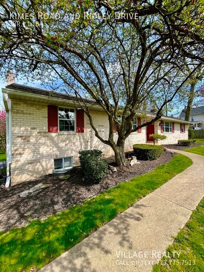 Building Photo - ONE MONTH FREE RENT! Large 3-bed Duplex in...