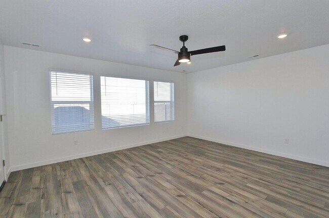 Building Photo - Immaculate Single-Level Home