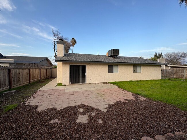 Building Photo - NW Visalia Home Near Shopping Centers Rent...
