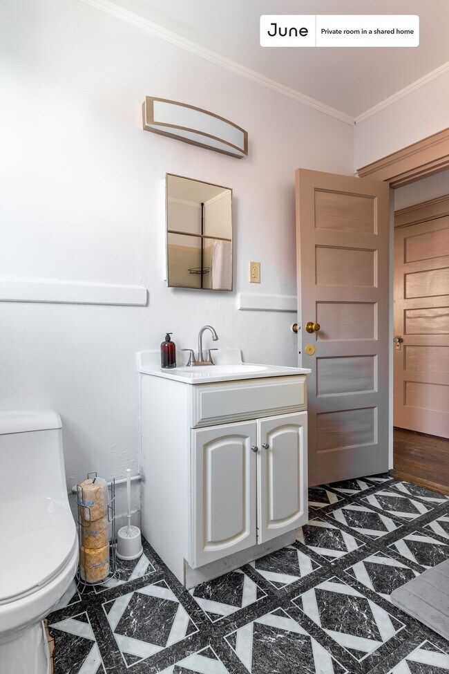 Foto del edificio - Room in Shared 3 bed/1 bath home