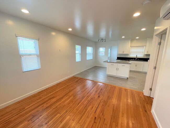 Foto del edificio - Remodeled Midtown Apartment w/Air Conditio...