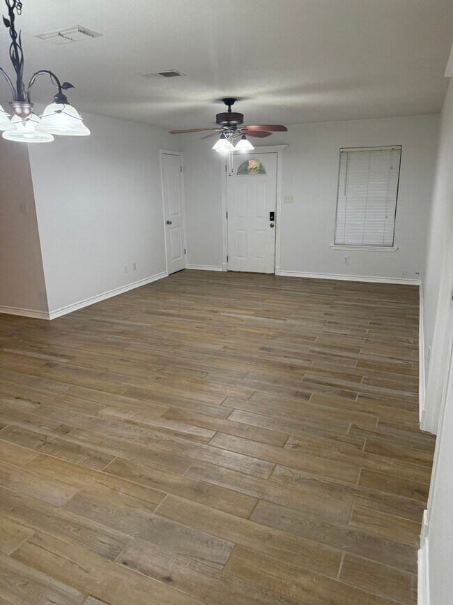 Building Photo - 304 Patriot Cir