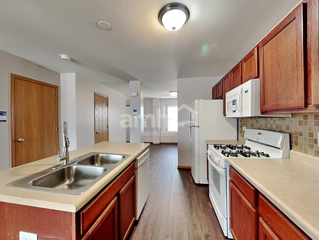 Building Photo - 2046 Middlebury Dr
