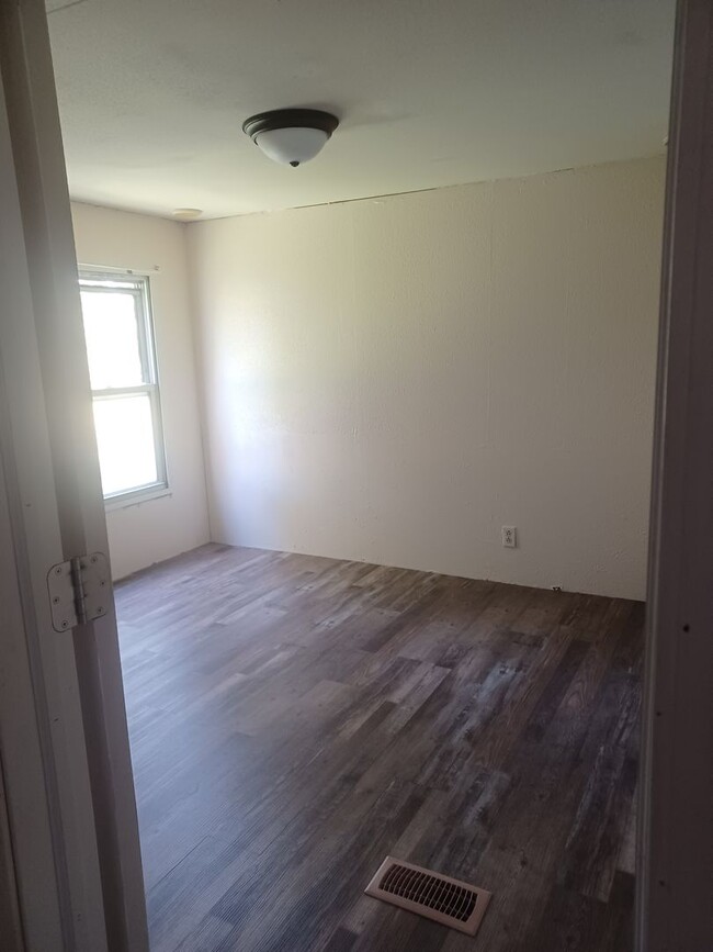 Building Photo - 2 bedroom home on nearly one acre!