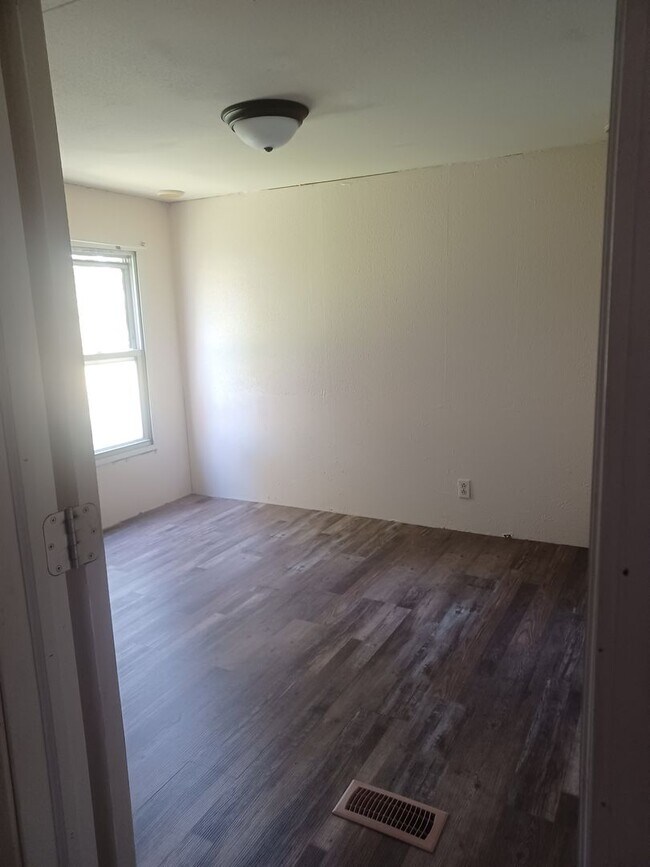 Foto del edificio - 2 bedroom home on nearly one acre!