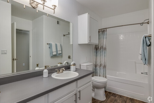 2BR, 2BA - 972SF - Bathroom 1 - The Grove Deer Valley