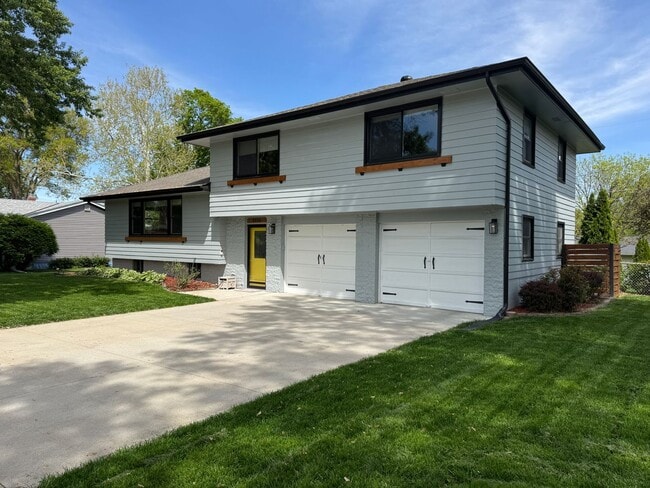 Building Photo - Stunning 4 Bed, 3 Bath Home with Backyard ...
