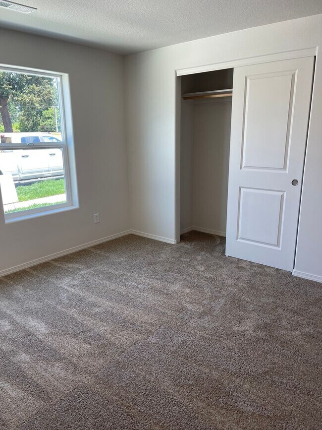 Foto del edificio - Newer 3 Bedroom, 2 Bathroom, 2 Car Garage,...