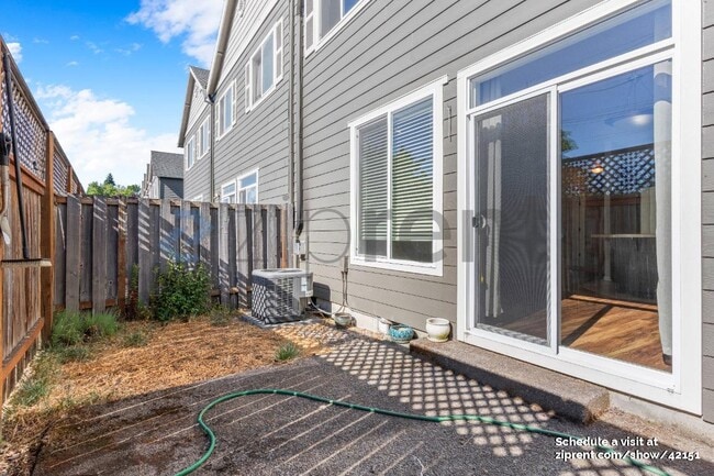 Building Photo - 5017 SW Wentworth Terrace