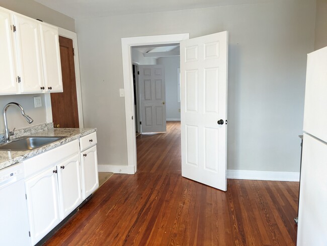 kitchen - 736 Braeside Rd