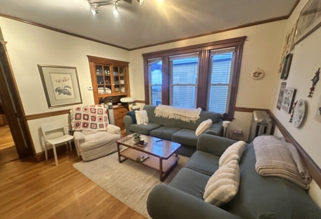 Building Photo - 31 Iroquois St