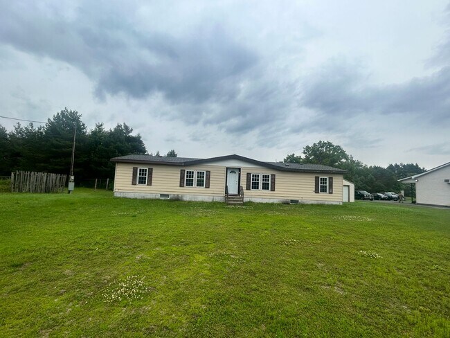 Building Photo - Welcome Home to this 3 Bedroom / 2 Bath Ho...