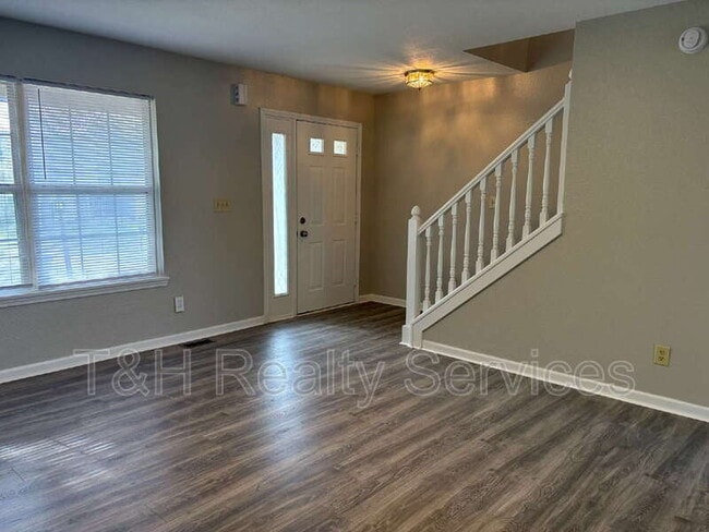 Building Photo - 725 Sweet Creek Dr