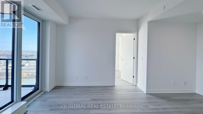 Photo du bâtiment - 3071 Trafalgar Rd