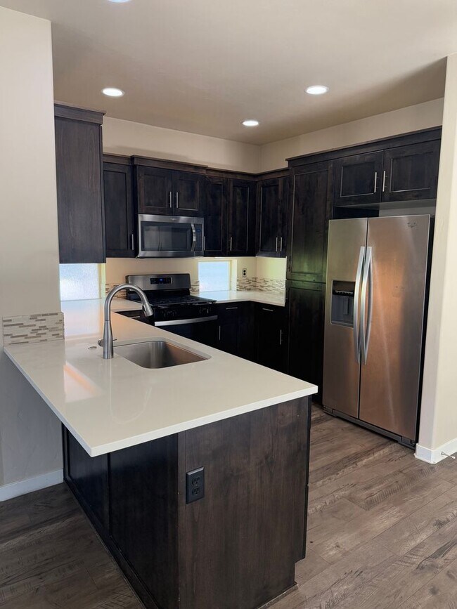 Building Photo - 3856 SW Coyote Ln