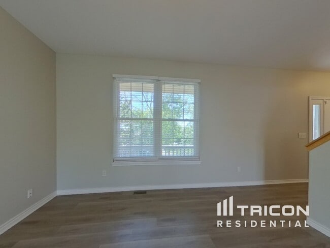 Building Photo - 385 Longspur Dr