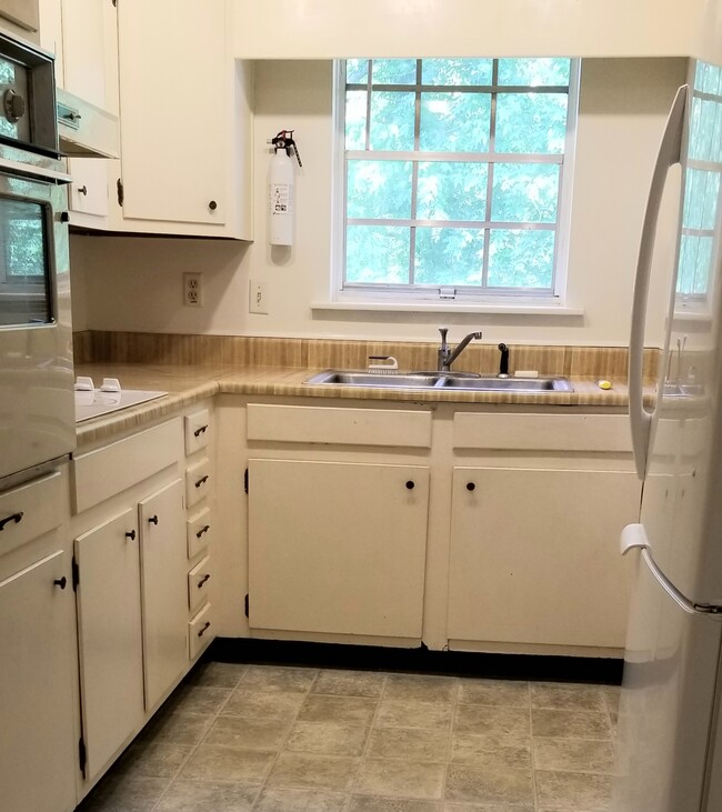Kitchen - 2116 Montreat Ln