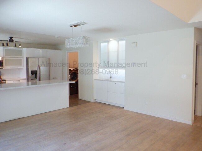 Foto del edificio - Remodeled Almaden Townhome in Great Locati...