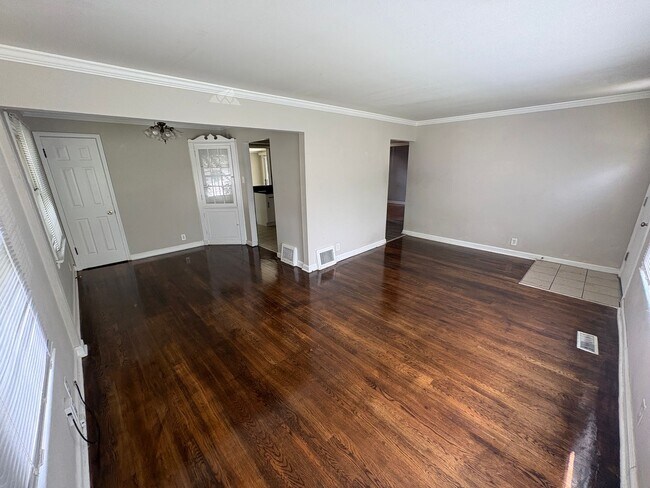 Building Photo - Fully Updated 2BR Ranch w/Finished Basement & Sunroom
