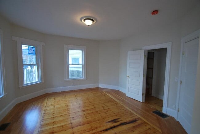 Building Photo - 28 Thornley St