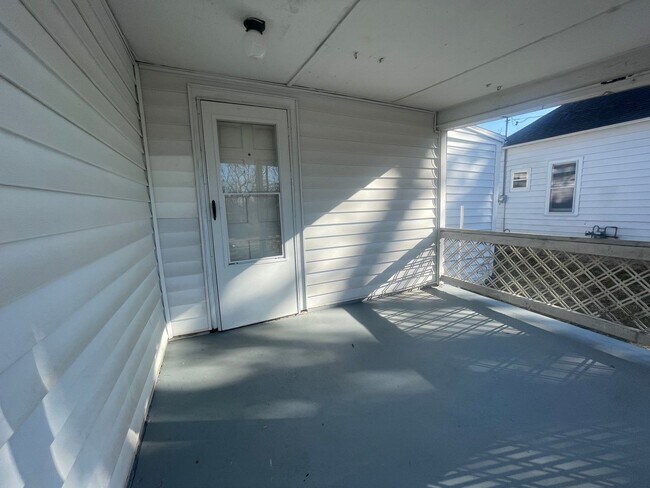 Building Photo - 3 bedroom 1 bathroom 1 car garage with a f...
