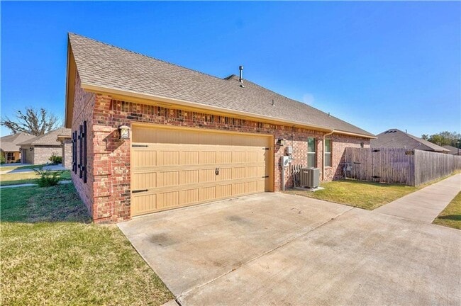 Building Photo - Luxurious Beauty In A Corner Lot!