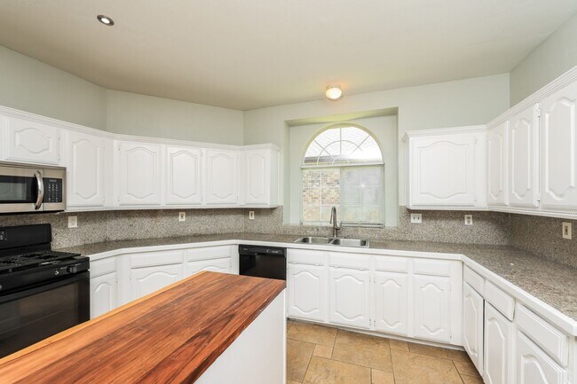 Building Photo - 5BR/2.5BA | Newly Renovated Single Family Home | Great Front and backyard | Private Pool!