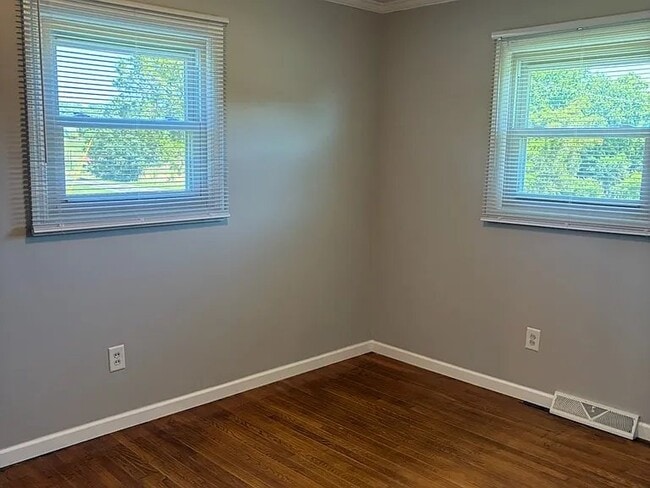Building Photo - 204 Pear Tree Rd