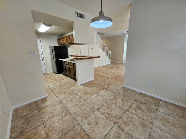 Building Photo - 2 bedroom, 2.5 bath  condo located in the ...