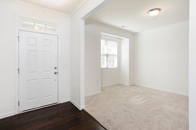 Building Photo - Gorgeous 4 Bedroom Home with Fenced in Bac...