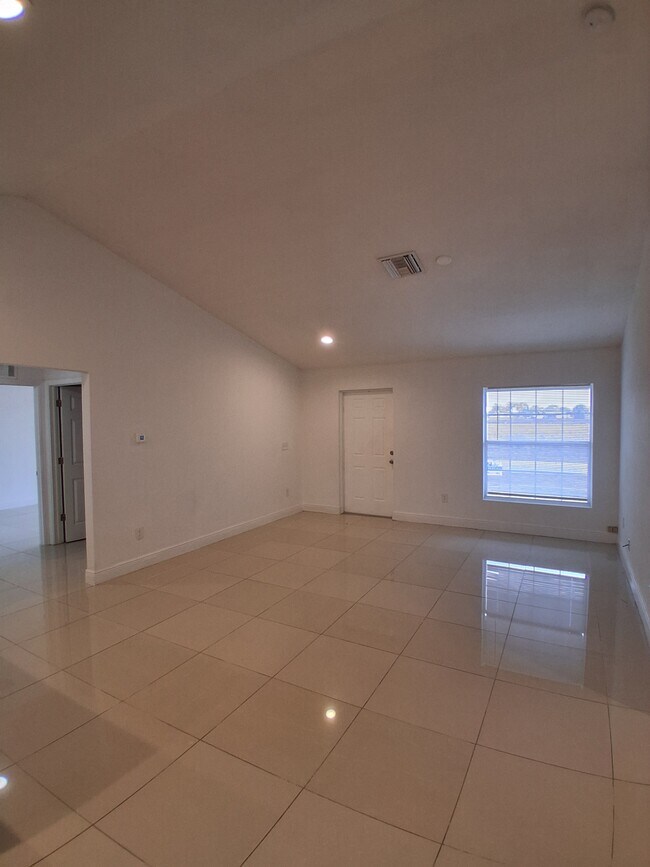 Foto del edificio - 9007 Meadow Cir