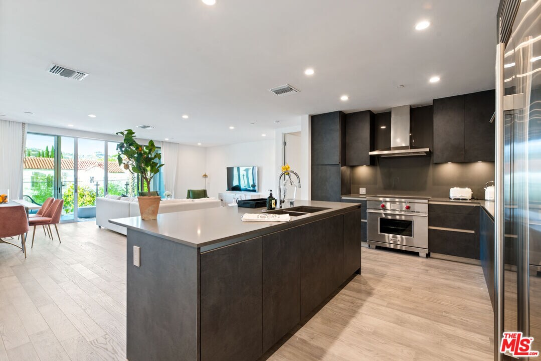 Foto principal - 728 N Sweetzer Ave
