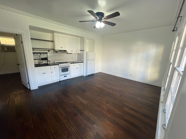 Foto del edificio - BEAUTIFUL KTOWN 1BR JUST BECOMING AVAILABLE!!