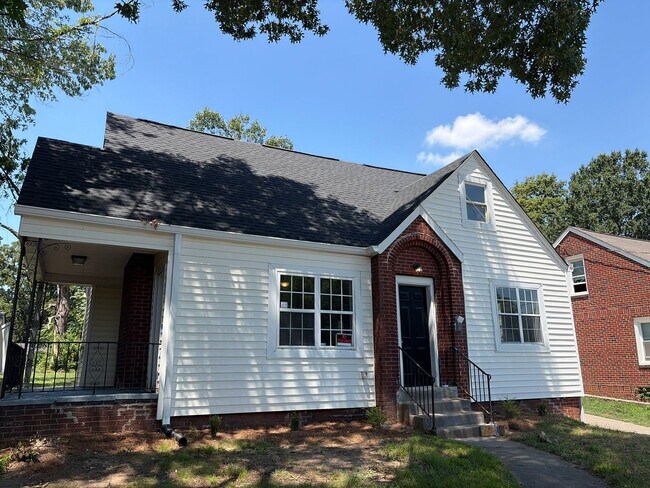 Foto del edificio - 2502 Druid Hills Dr NW