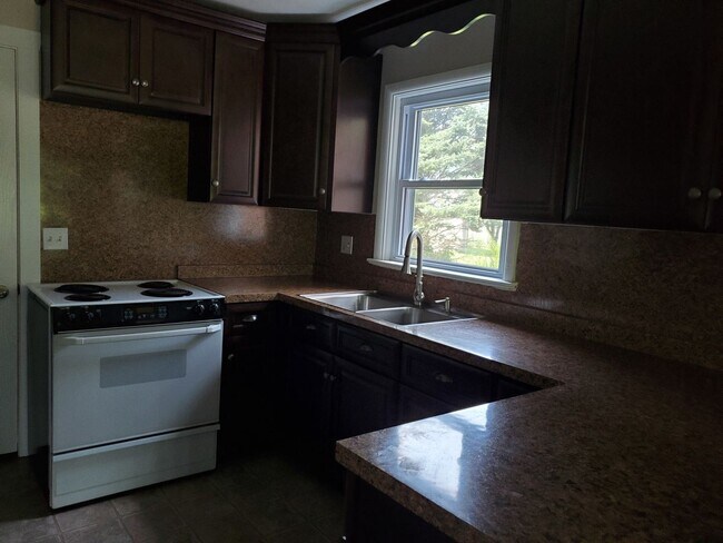 Foto del edificio - 2 br, 1 bath House - 4 Bowman Rd.