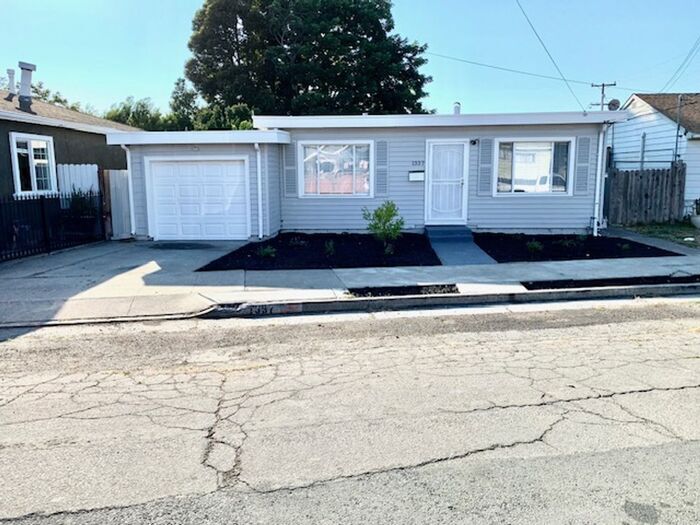 Primary Photo - Great 3 bed 1.5 bath House with Garage in ...
