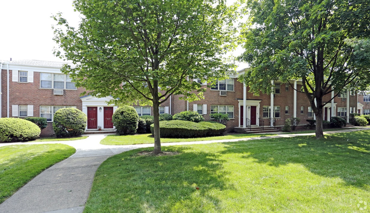 Primary Photo - Summit Manor