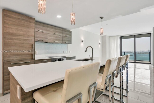 Foto del edificio - 650 NE 32nd St