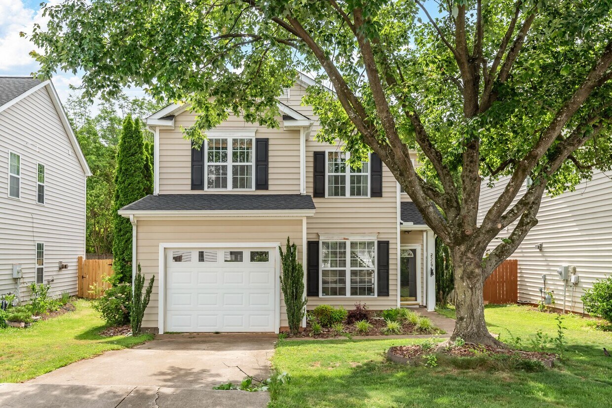Foto principal - Charming 3 bedroom, 2.5 bathroom home loca...