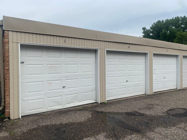 Building Photo - Updated 3br Townhome Near Medicine Lake