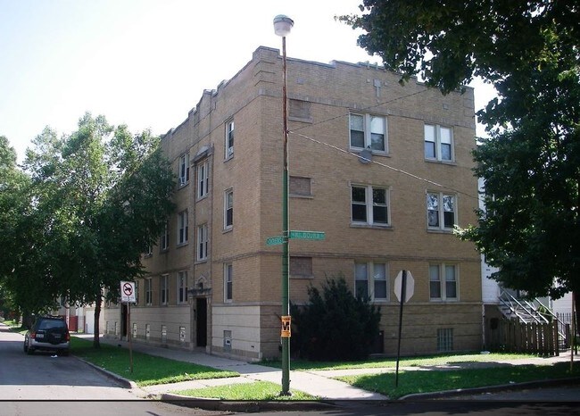 Building Photo - 4449-4455 W Dickens Ave