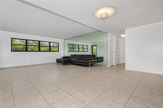 Building Photo - 3200 Port Royale Dr N