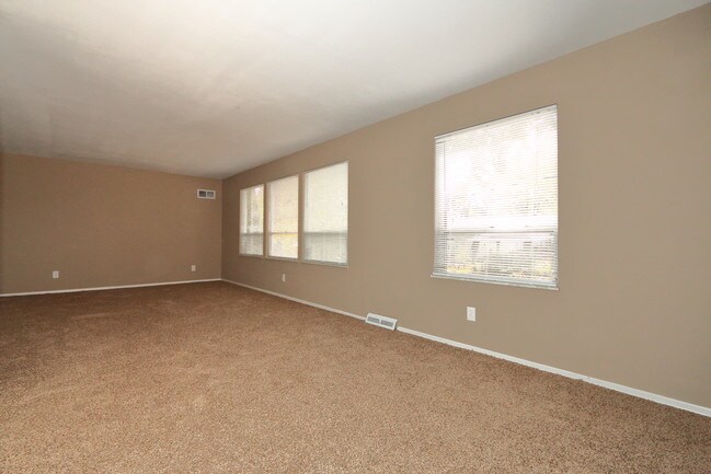 Building Photo - 2630 Farber Dr