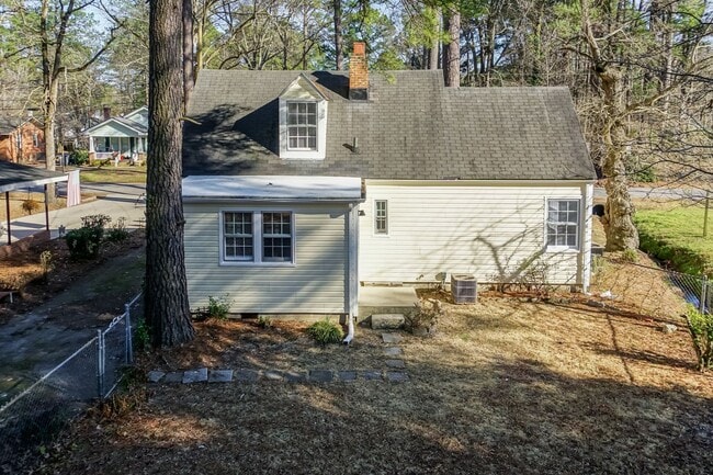 Building Photo - Amazingly large 2 bedroom home with fenced yard!