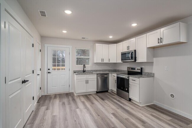 Foto del edificio - Live Brand-New in Hickory – Modern 3BR Tow...